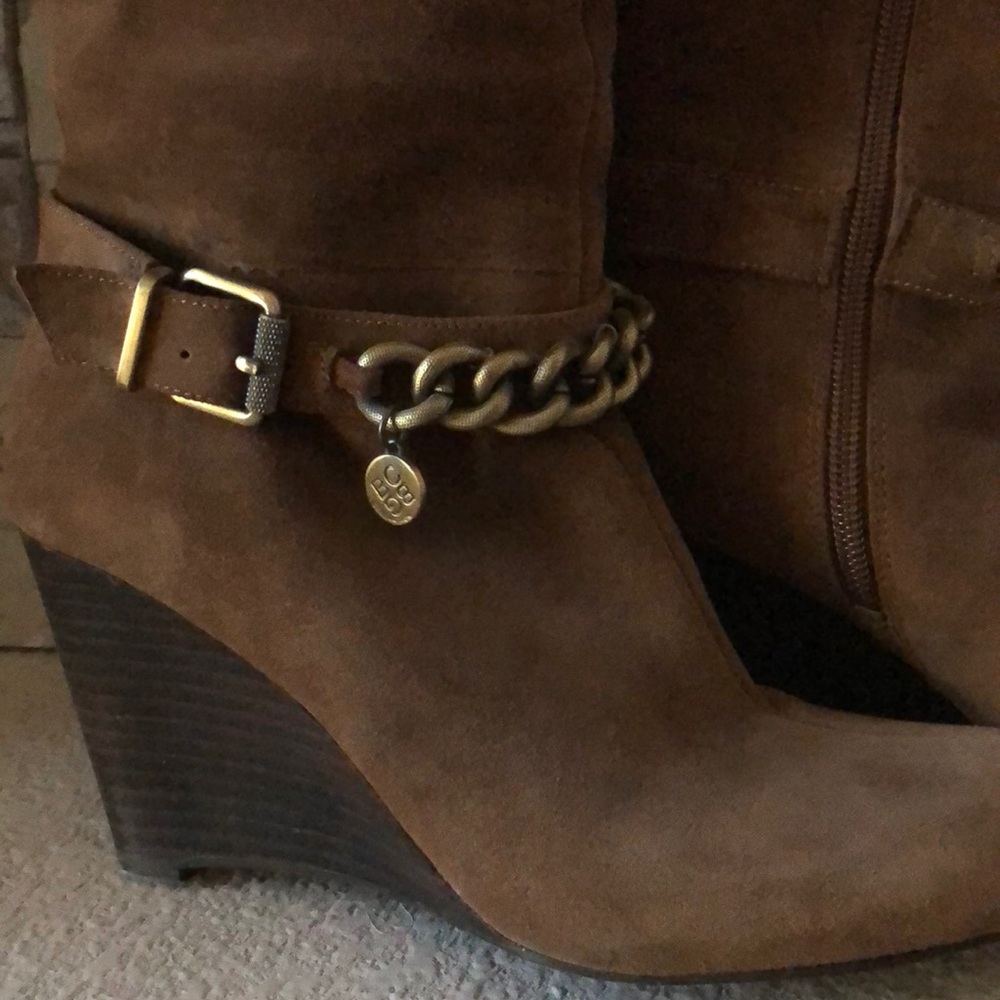 BCBG BROWN SUEDE BOOTS